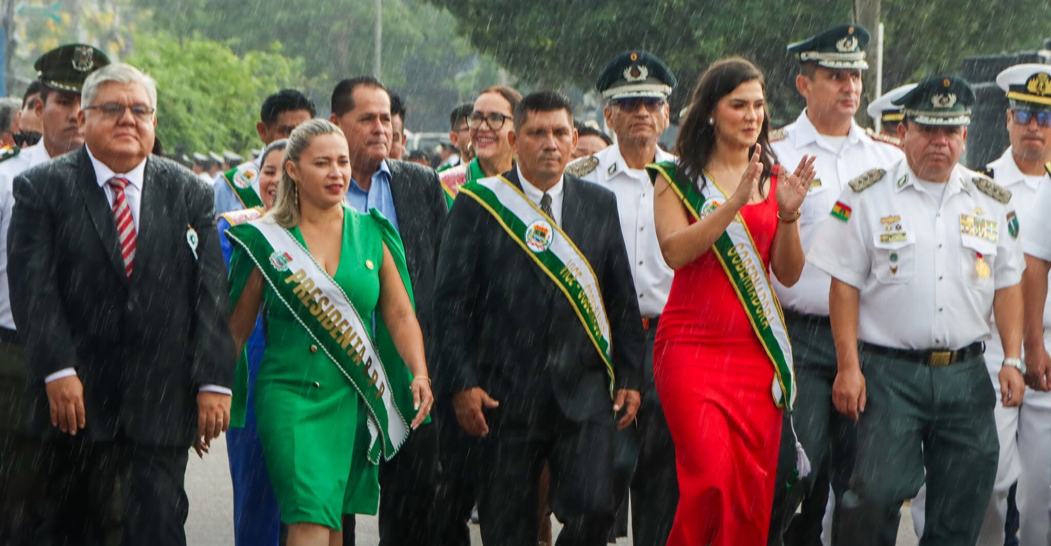 La gobernadora Gabriela De Paiva, junto a autoridades locales, en el desfile cívico. Foto: Alcaldía de Cobija.