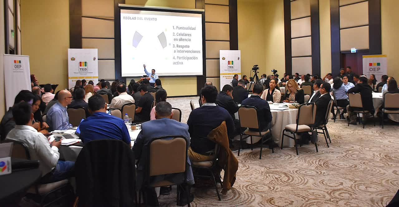 Autoridades del Órgano Electoral sostuvieron un encuentro con diferentes sectores de Santa Cruz. Foto: TSE.