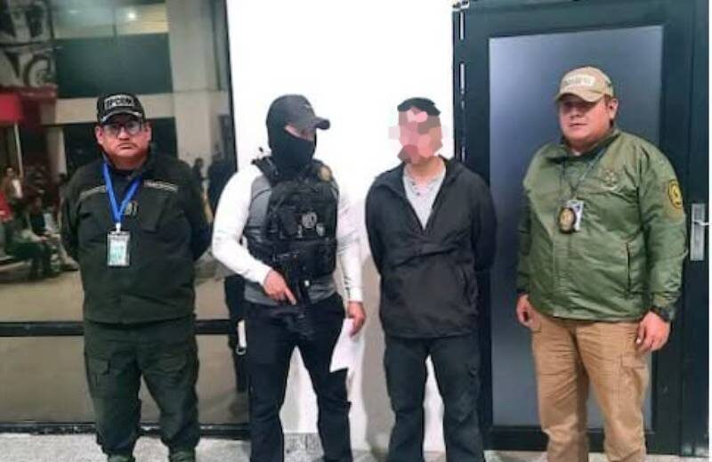 El hombre aprehendido en el aeropuerto de Viru Viru. Foto: FGE