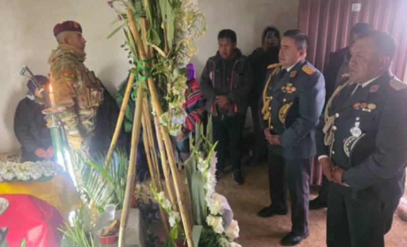 Jefes militares acompañan las exequias de un soldado fallecido. Foto: Ministerio de Defensa