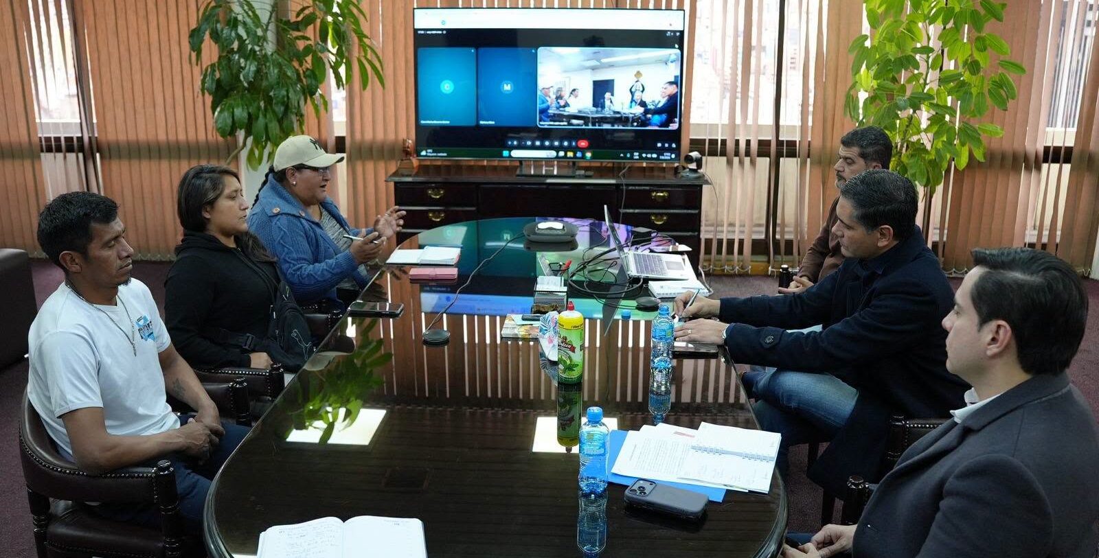 El ministro Óscar Mario Justiniano reunido con la dirigencia de los panificadores. Foto: Ministerio de Producción Sostenible.