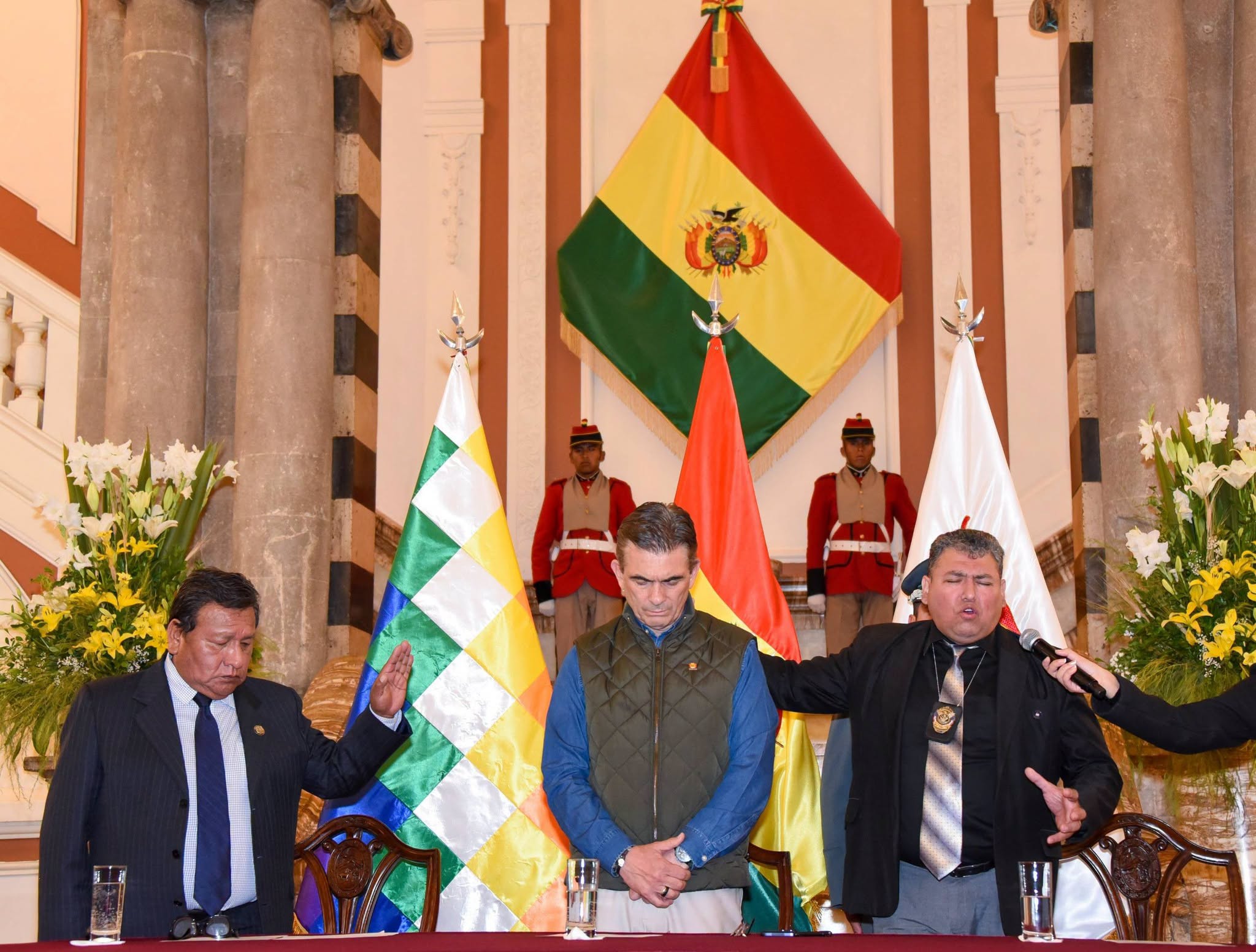 Momento de oración durante el acto en el que se entregaron personerías jurídicas a 13 organizaciones religiosas de Bolivia.