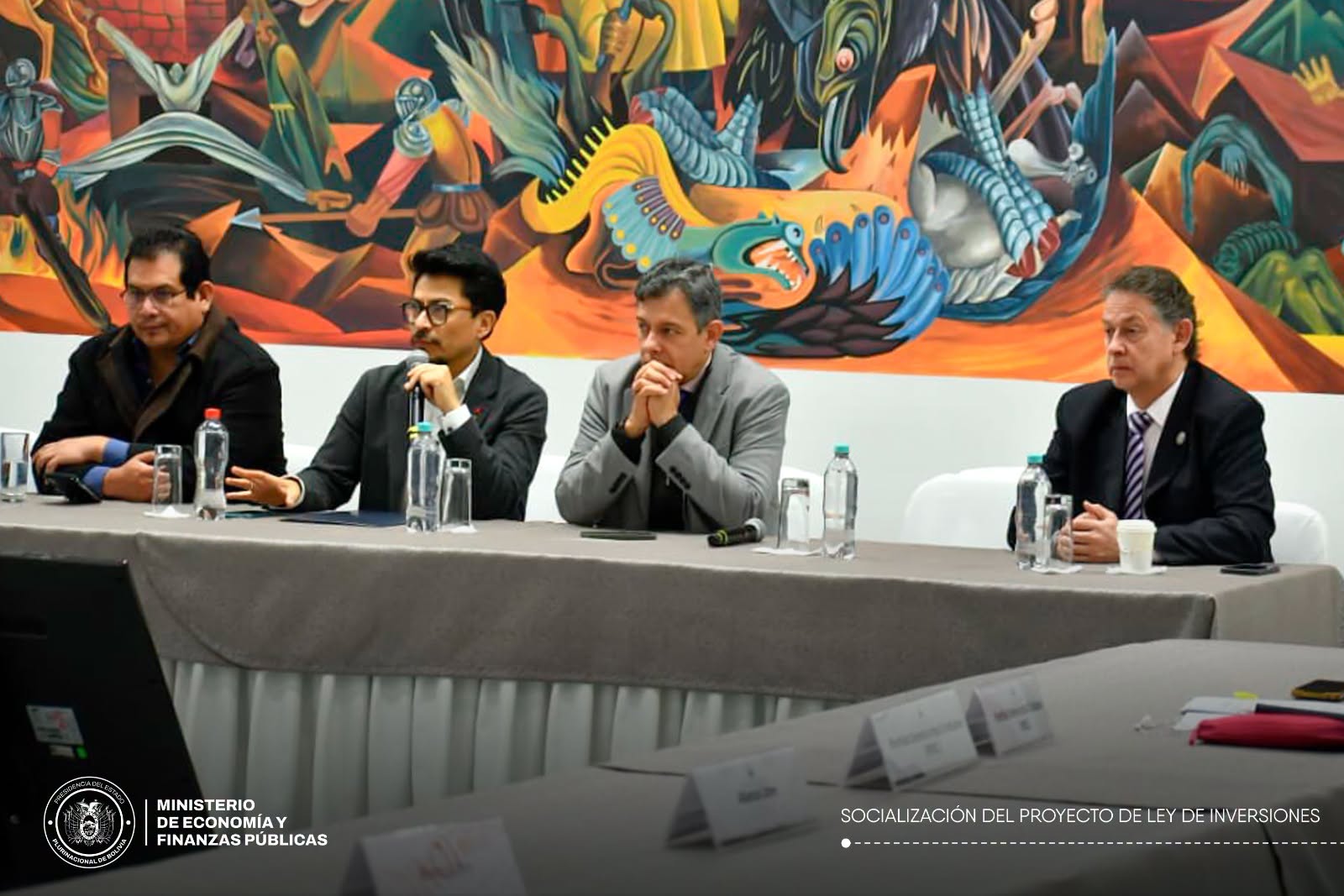 Autoridades del Gobierno se reunieron con asambleístas nacionales. Foto: MEFP.