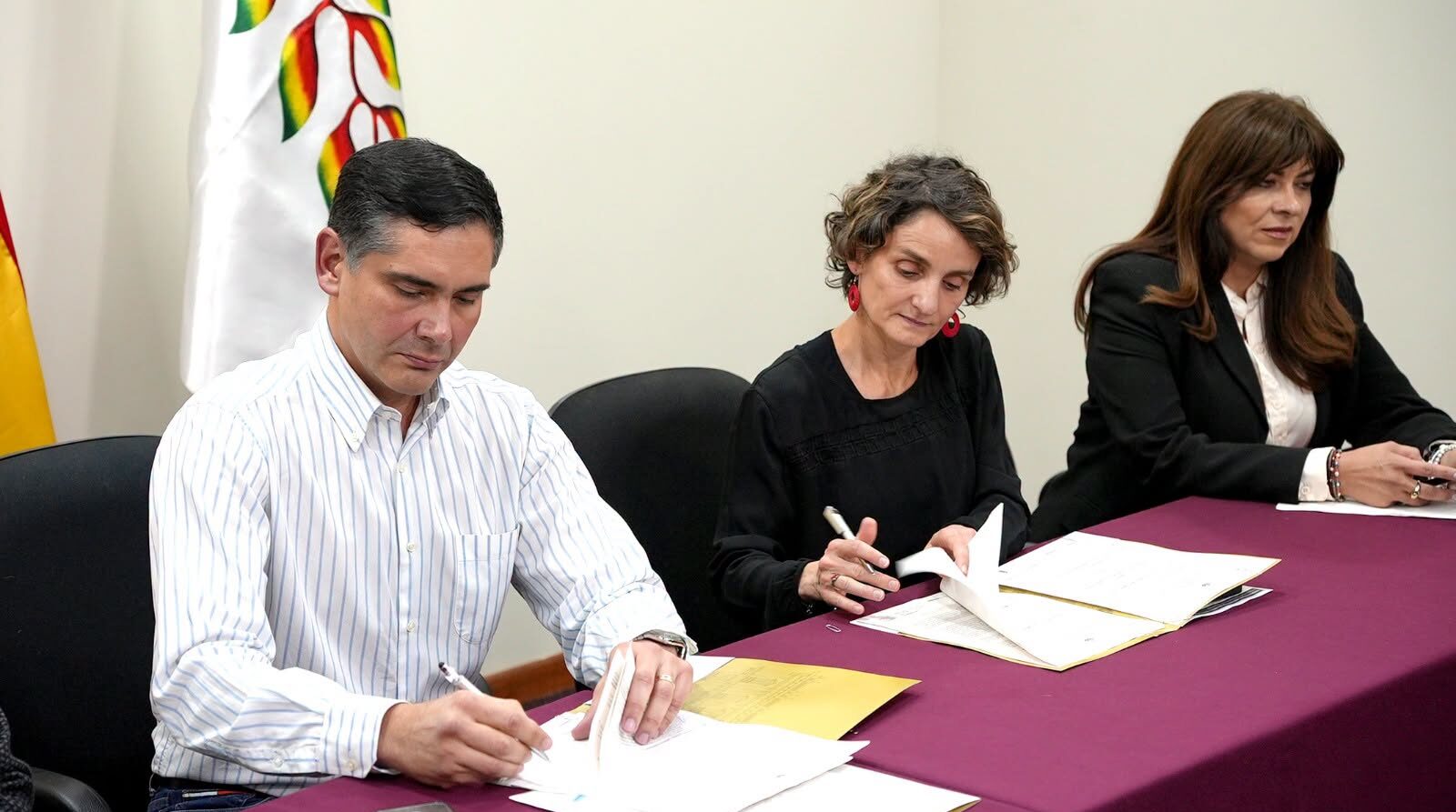 El ministro Óscar Mario Justiniano y la representante de Swisscontact, Sarah Marie Metaís, firman el convenio. Foto: Ministerio de Producción Sostenible.