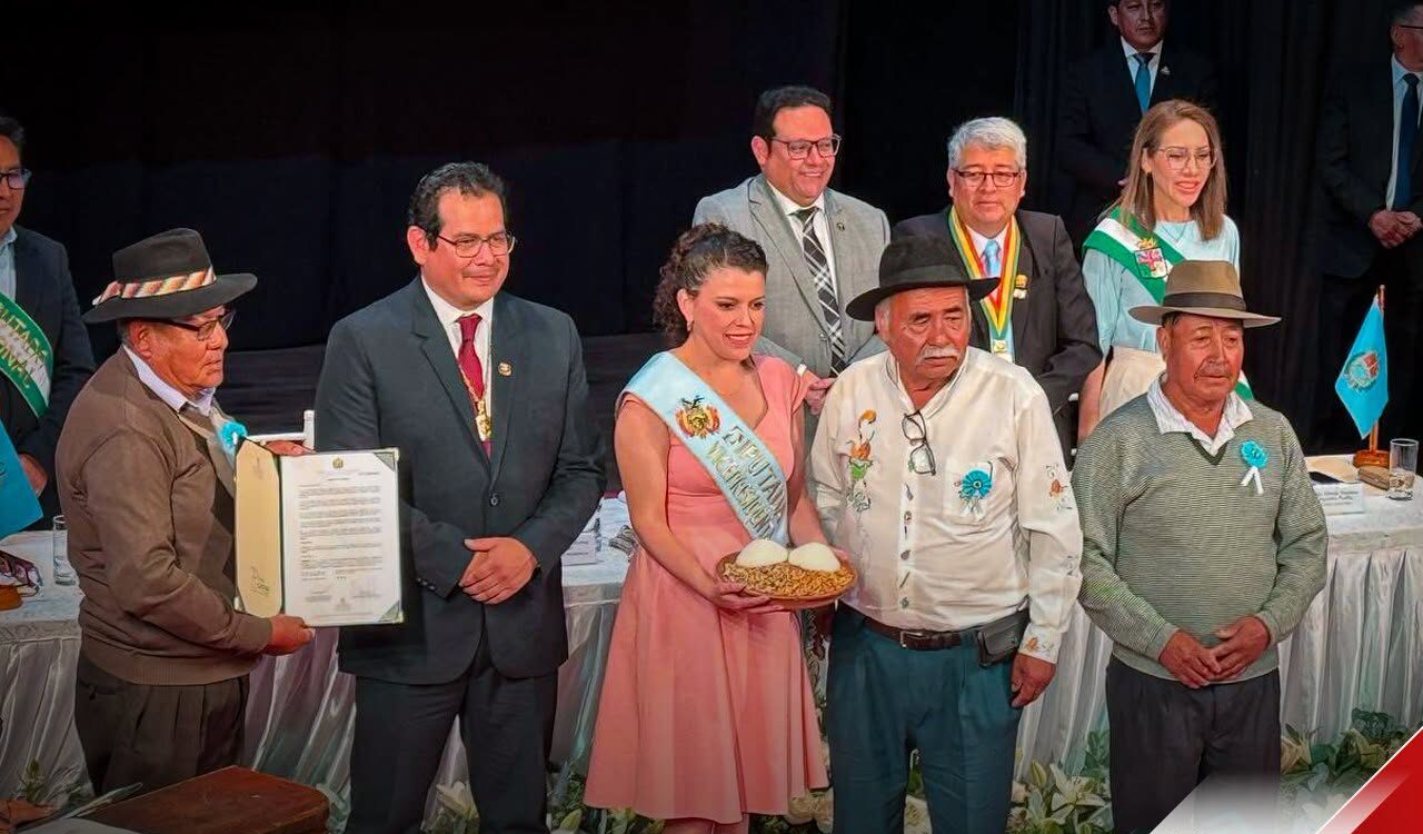Legisladores entregaron distinciones por el aniversario de Cochabamba. Foto: Cámara de Diputados.