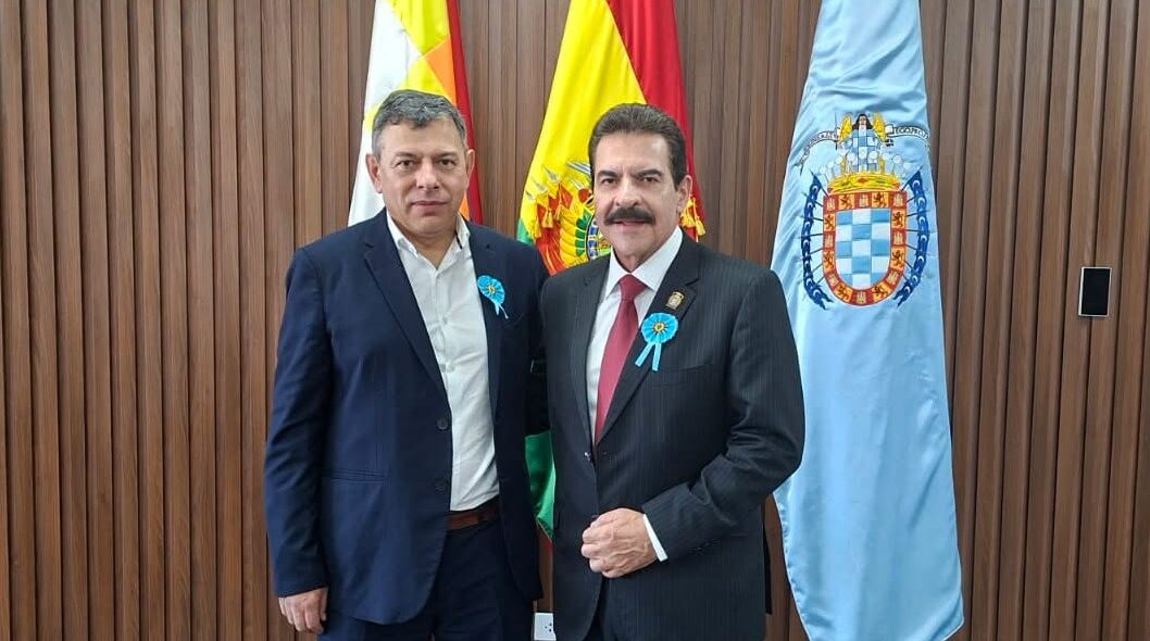 El presidente del Senado, Diego Ávila y el alcalde Manfred Reyes Villa. Foto: Cámara de Senadores.