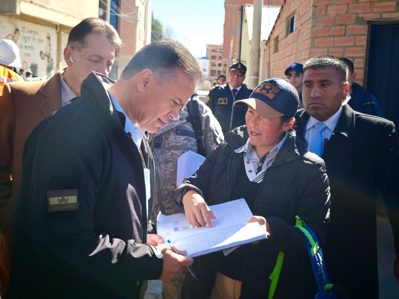El ministro de Defensa, Ernesto Justiniano, se reunió con las familias afectadas en Viacha. Foto: Min Defensa.