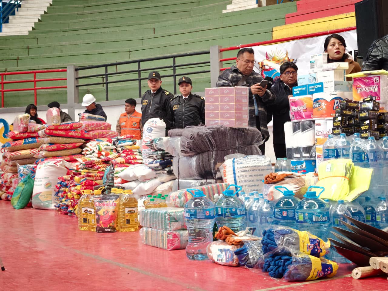 Alimentos, frazadas entre otros insumos fueron entregados a los afectados por las explosiones en Viacha. Foto: Min Defensa.