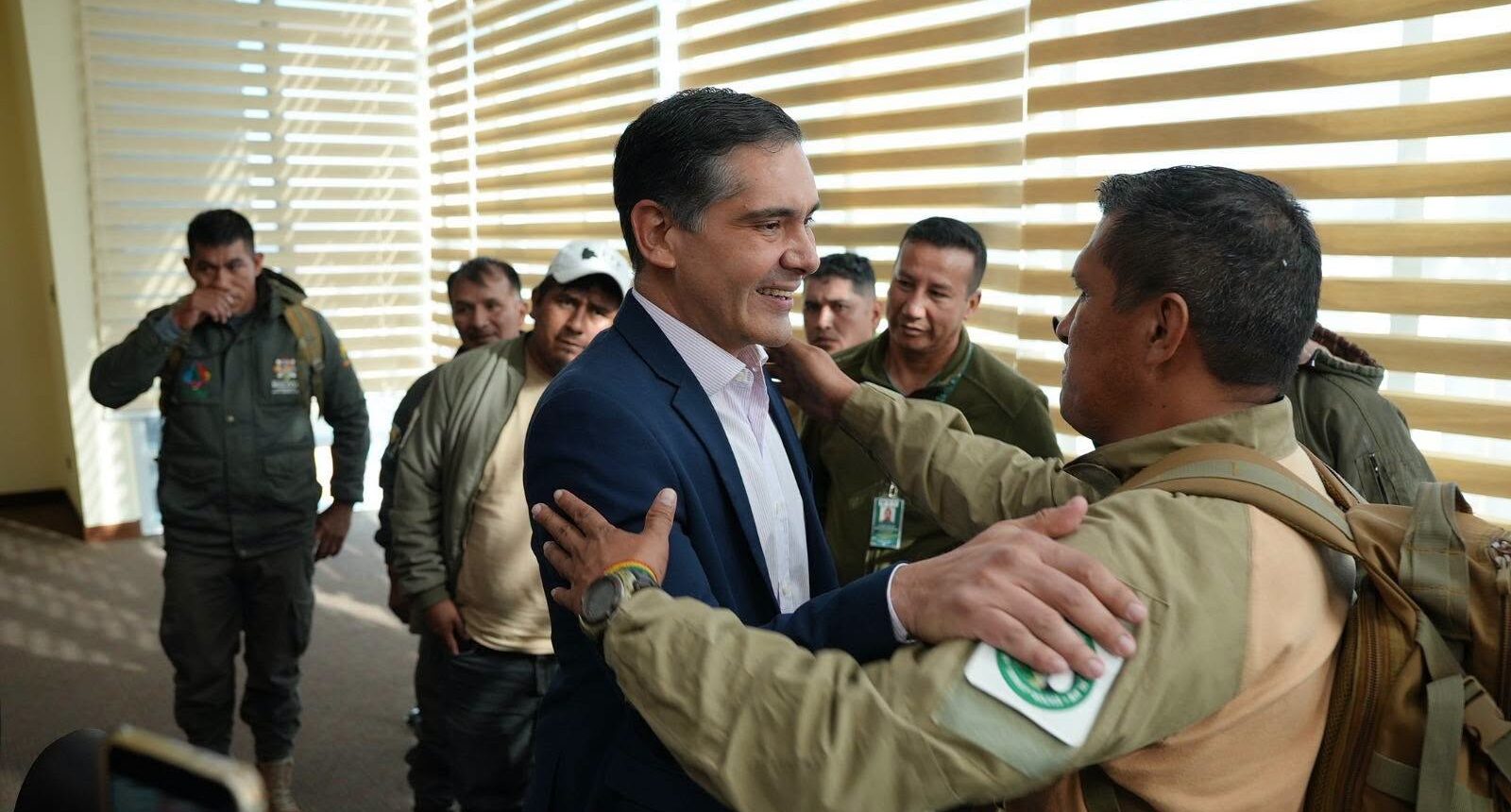 El ministro Óscar Mario Justiniano recibe a los guardaparques. Foto: Ministerio de Producción Sostenible.