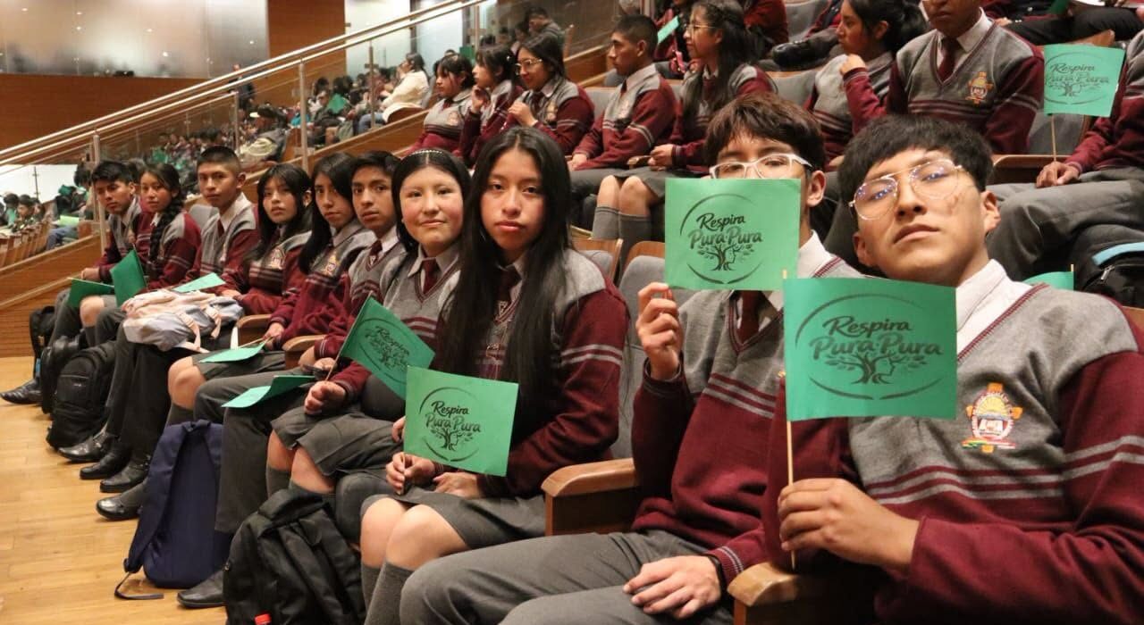 La diputada Abril Chuquimia presentó la campaña junto a un grupo de estudiantes. Foto: Cámara de Diputados.