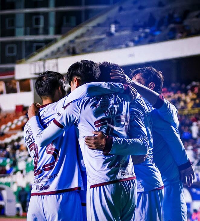 Dorny Romero celebra el cuarto gol de Bolívar, que le devolvió la tranquilidad a la Academia paceña.