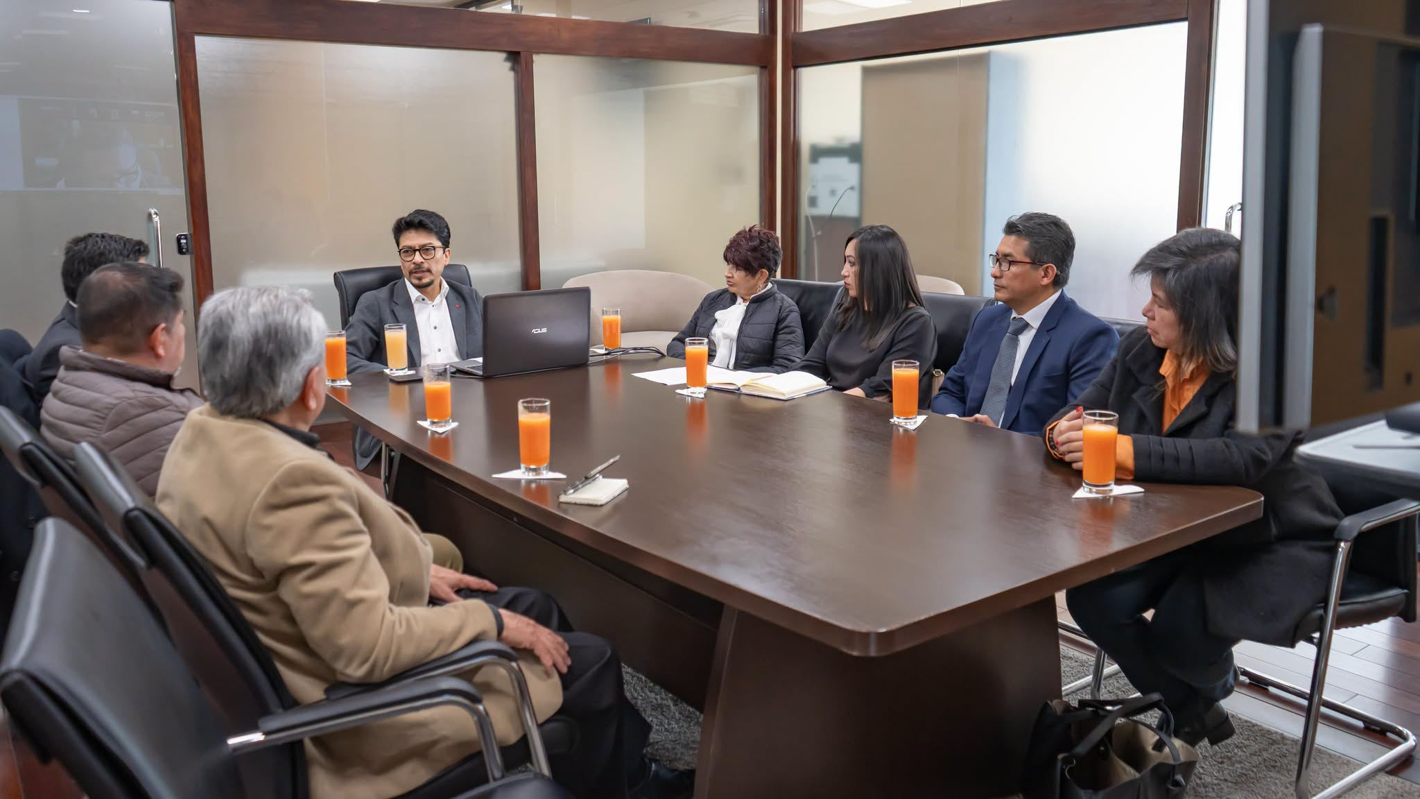 El ministro Fernando Aramayo reunido con representantes del sector del turismo. Foto: Ministerio de la Presidencia.