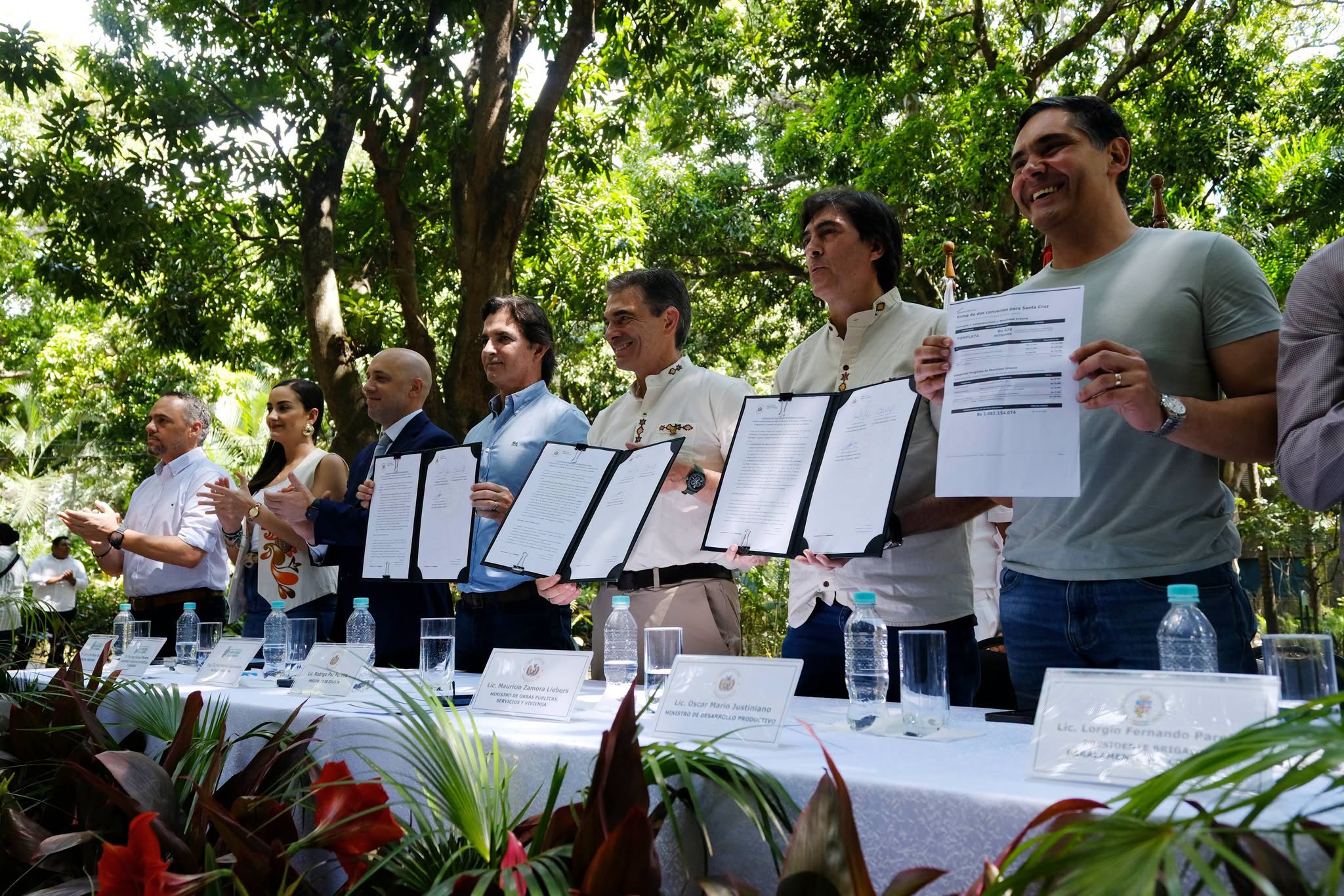 Las autoridades del Gobierno y de la alcaldía de Santa Cruz firmaron convenios. Foto: Oficina del Presidente.