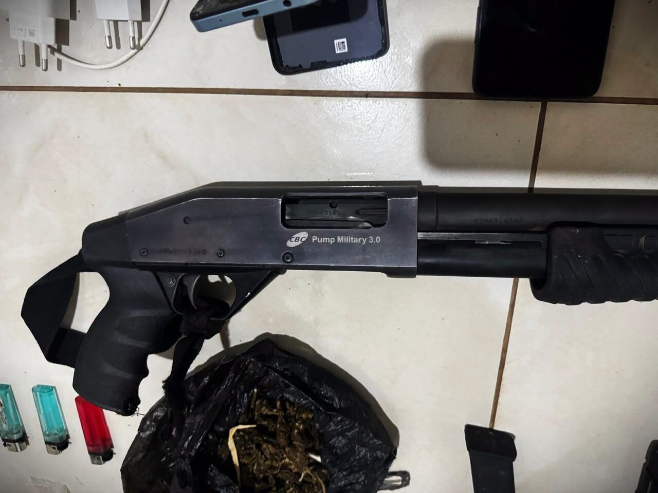 Una de las armas de fuego secuestradas. Foto: Policía