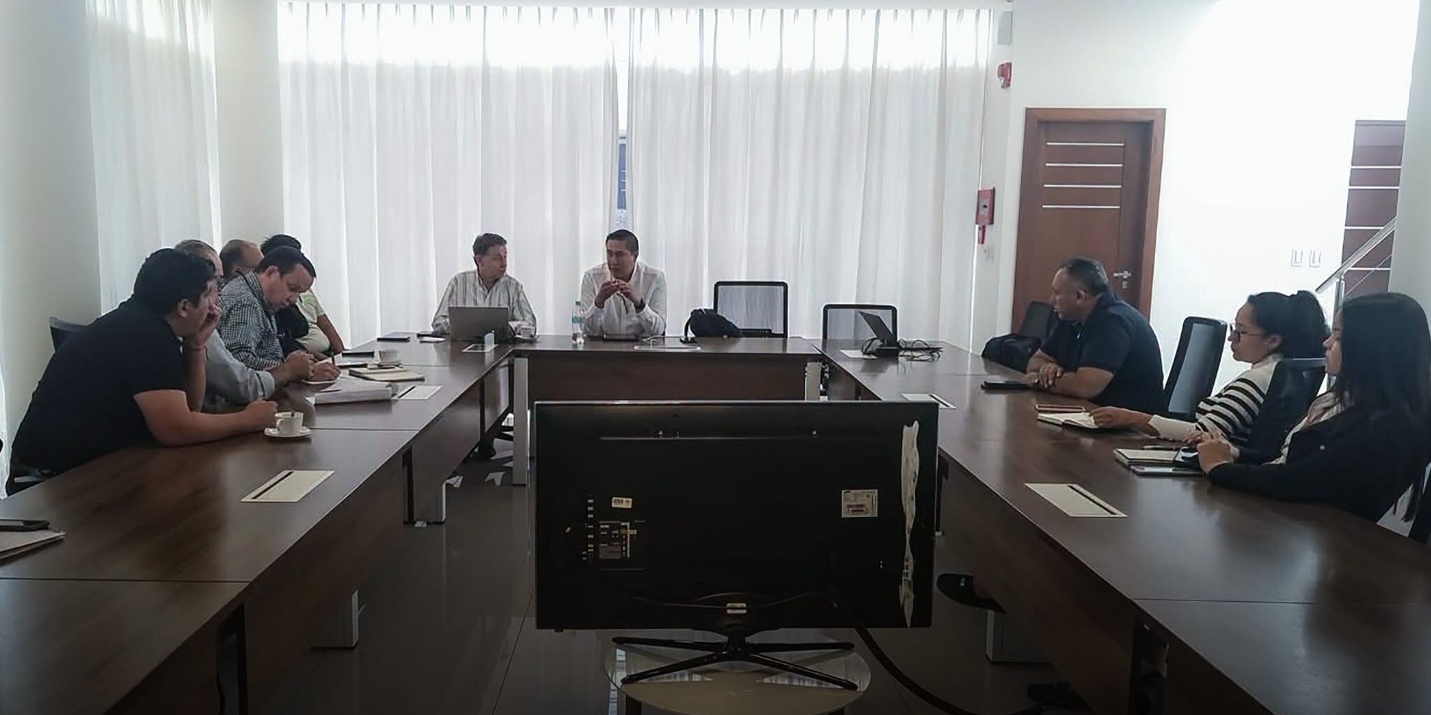 El ministro Christian Morales encabeza la reunión con el sector del transporte. Foto: Ministerio de Economía.