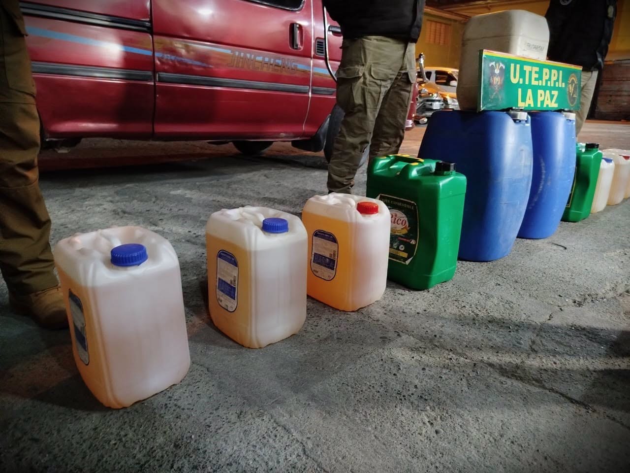 Más de 200 litros de gasolina fueron decomisados. Foto: Policía Boliviana.