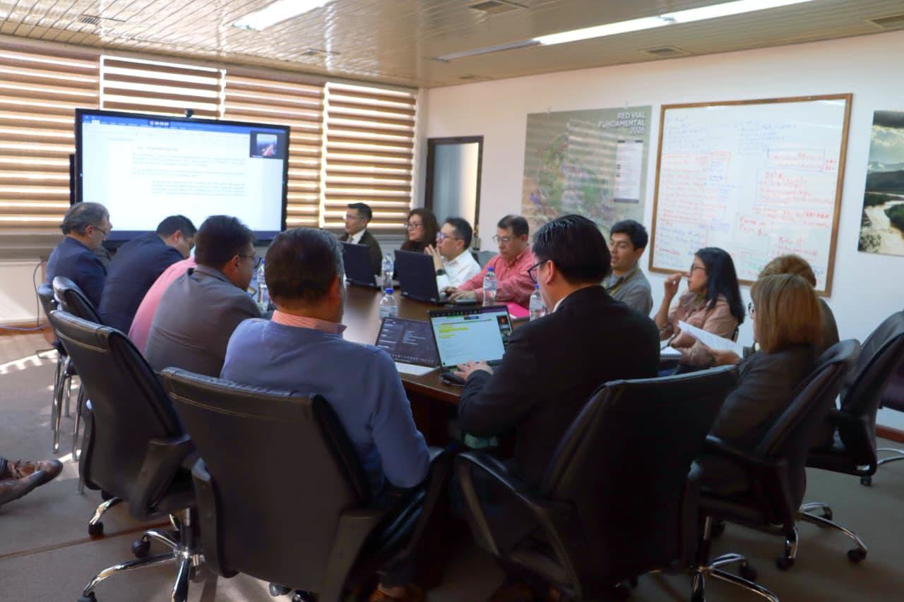 Representantes del Gobierno reunidos con el sector de la construcción. Foto: ABC.