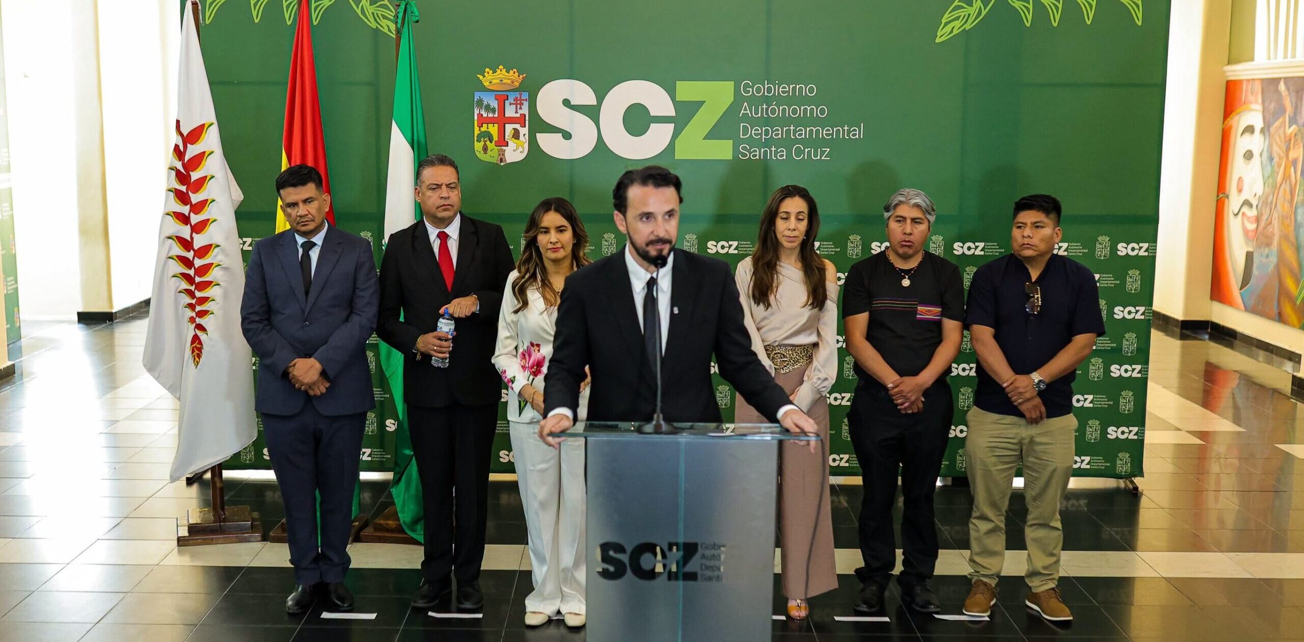 El gobernador Juan Pablo Velasco junto a otras autoridades en conferencia de prensa. Foto: Gobernación de Santa Cruz.