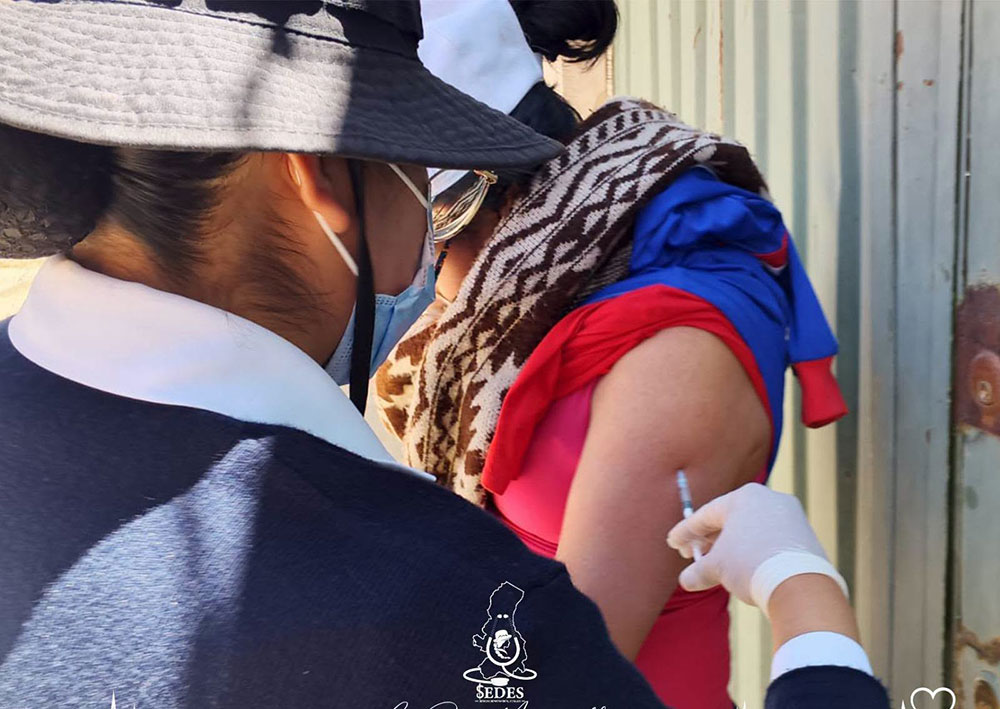 Una persona recibe la vacuna contra el sarampión. Foto: Sedes La Paz