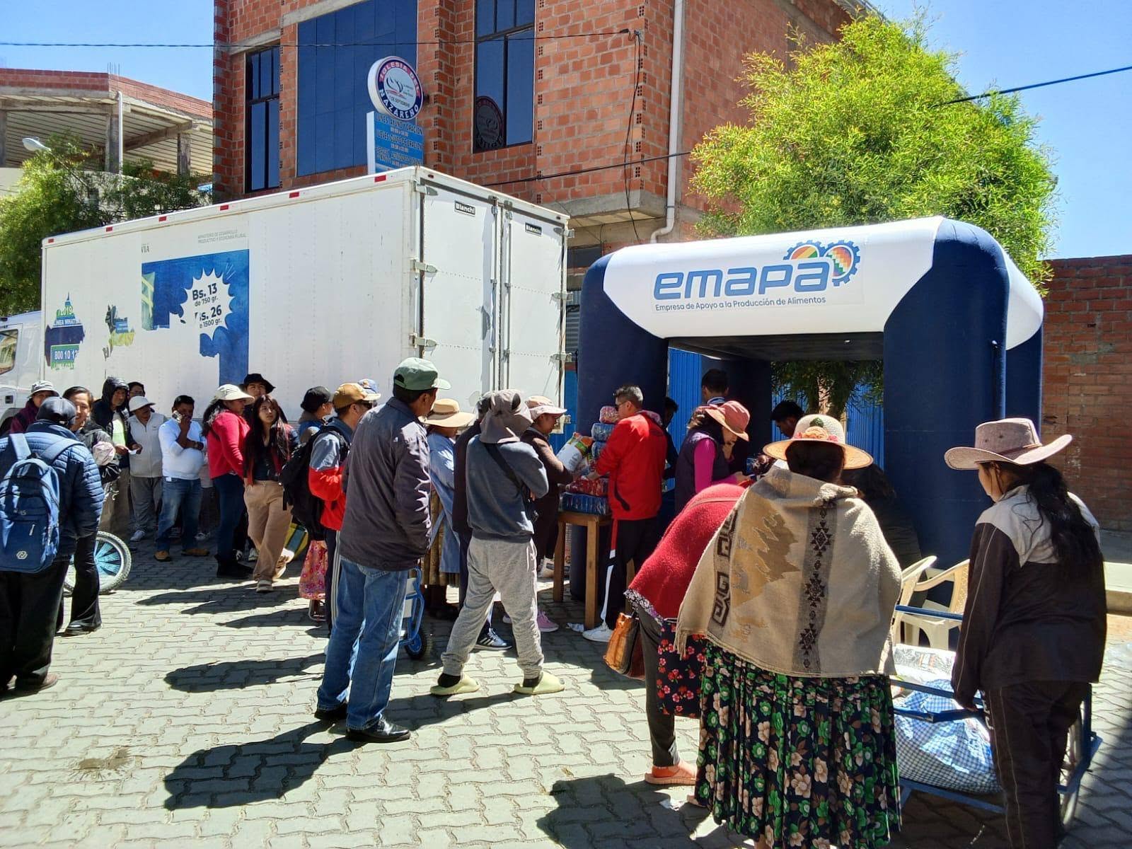 Personas acuden a la feria organizada por la institución. Foto: Emapa