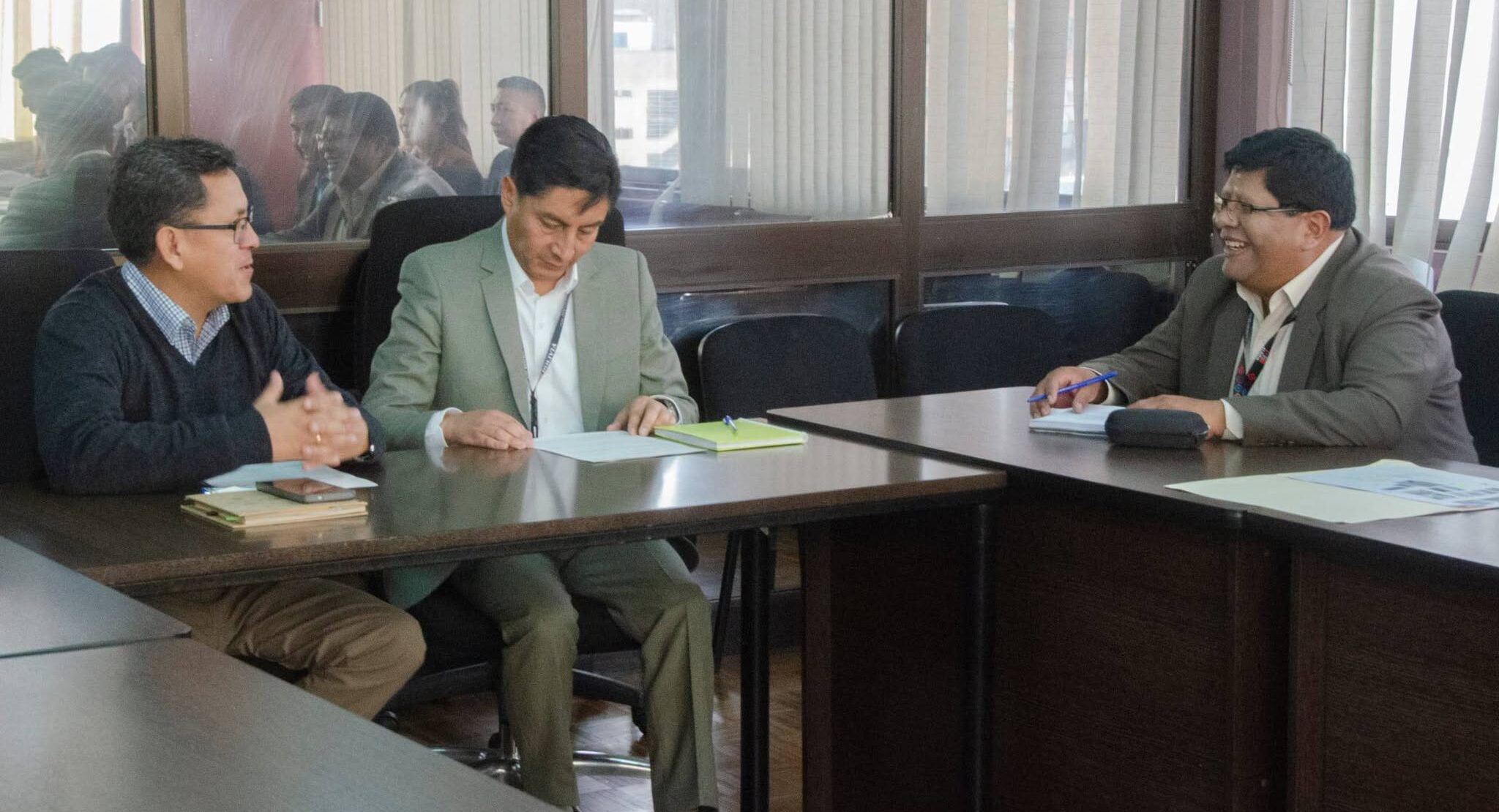 El viceministro Víctor Abad Sánchez reunido con el alcalde Eliser Roca. Foto: GAMEA.