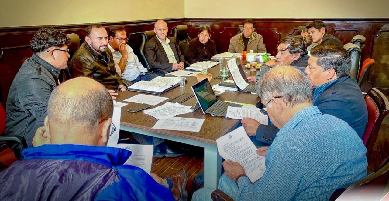 El legislador Roberto Carlos Rodríguez reunido con expertos del INRA. Foto: Cámara de Diputados.