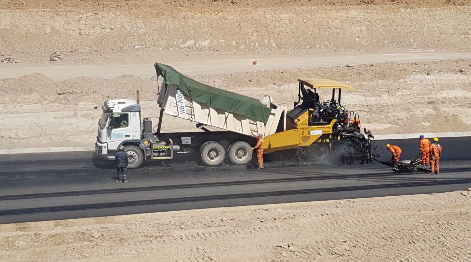 Personal de la estatal caminera avanza en la construcción de la vía. Foto: ABC.