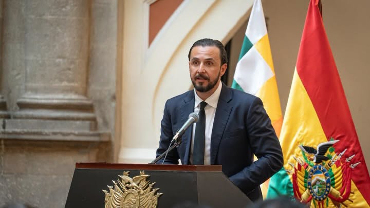 El gobernador Juan Pablo Velasco durante un acto en La Paz. Foto: Gobernación de Santa Cruz.