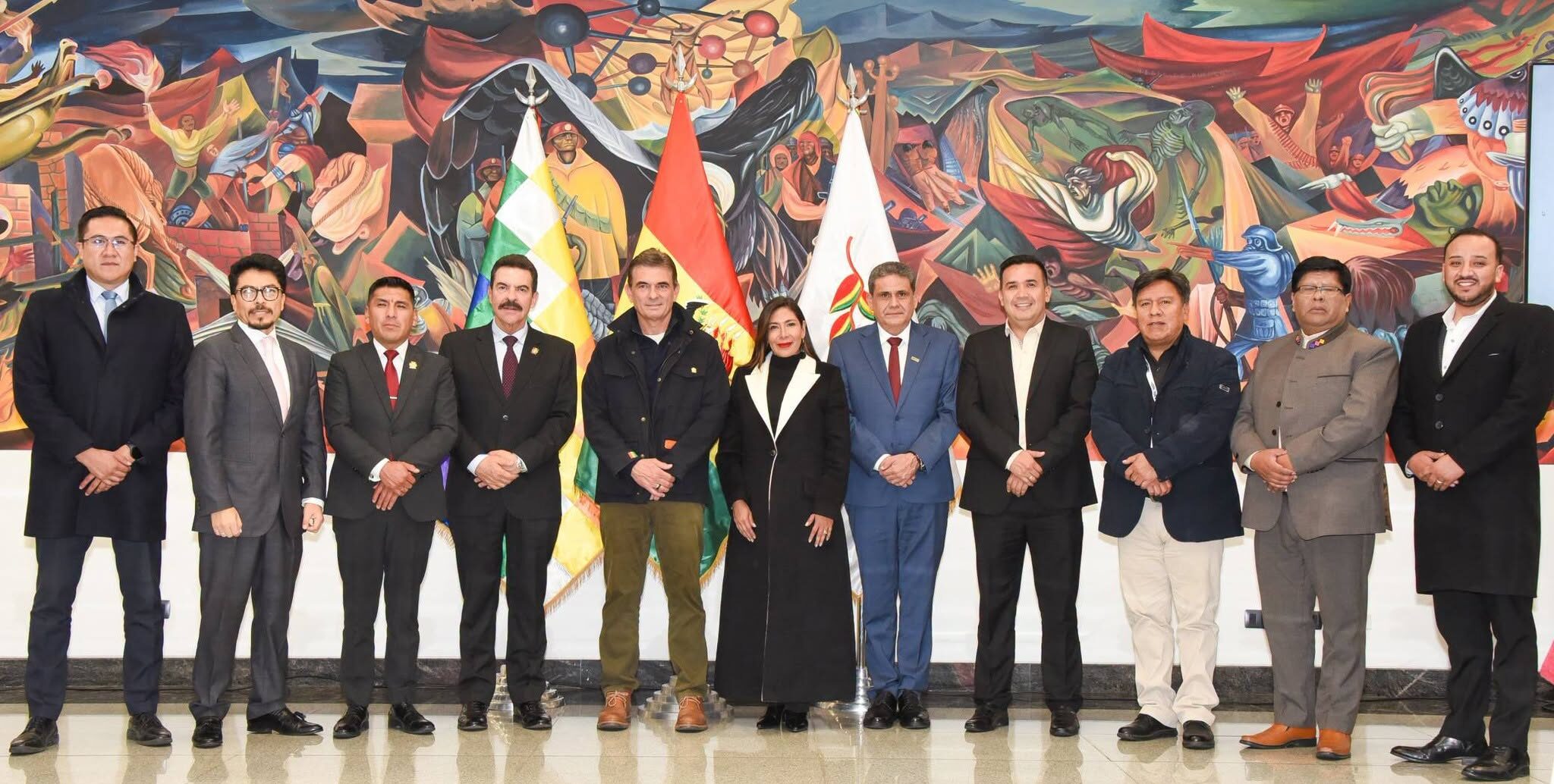 El presidente Rodrigo Paz junto a autoridades municipales de las ciudades capitales y El Alto.