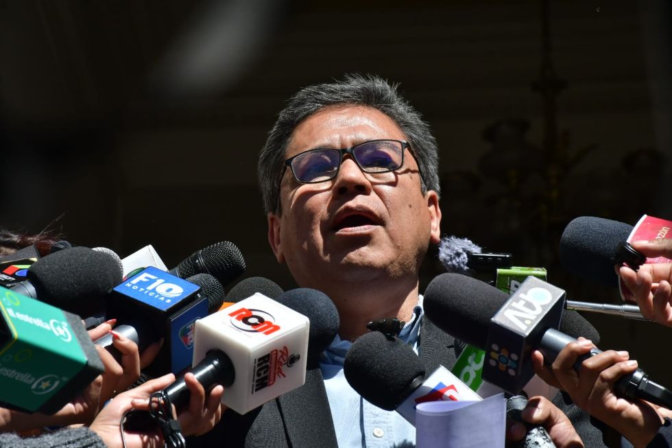 El vocero presidencial, José Luis Gálvez, en contacto con la prensa. Foto: Gobcom.