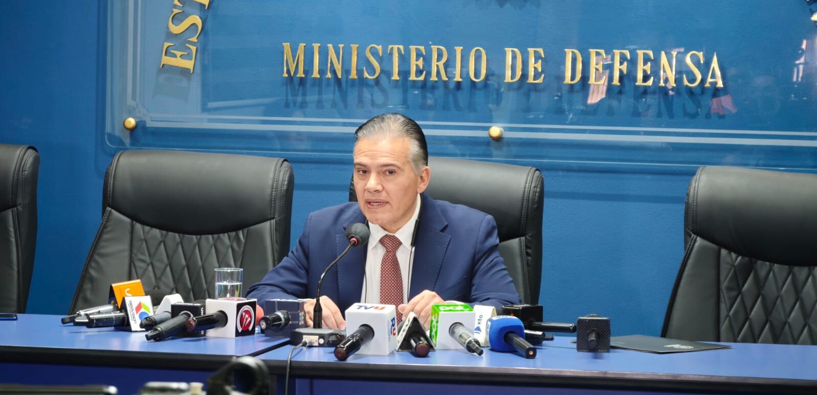 El ministro de Defensa, Ernesto Justiniano, en conferencia de prensa. Foto: GOBCOM.