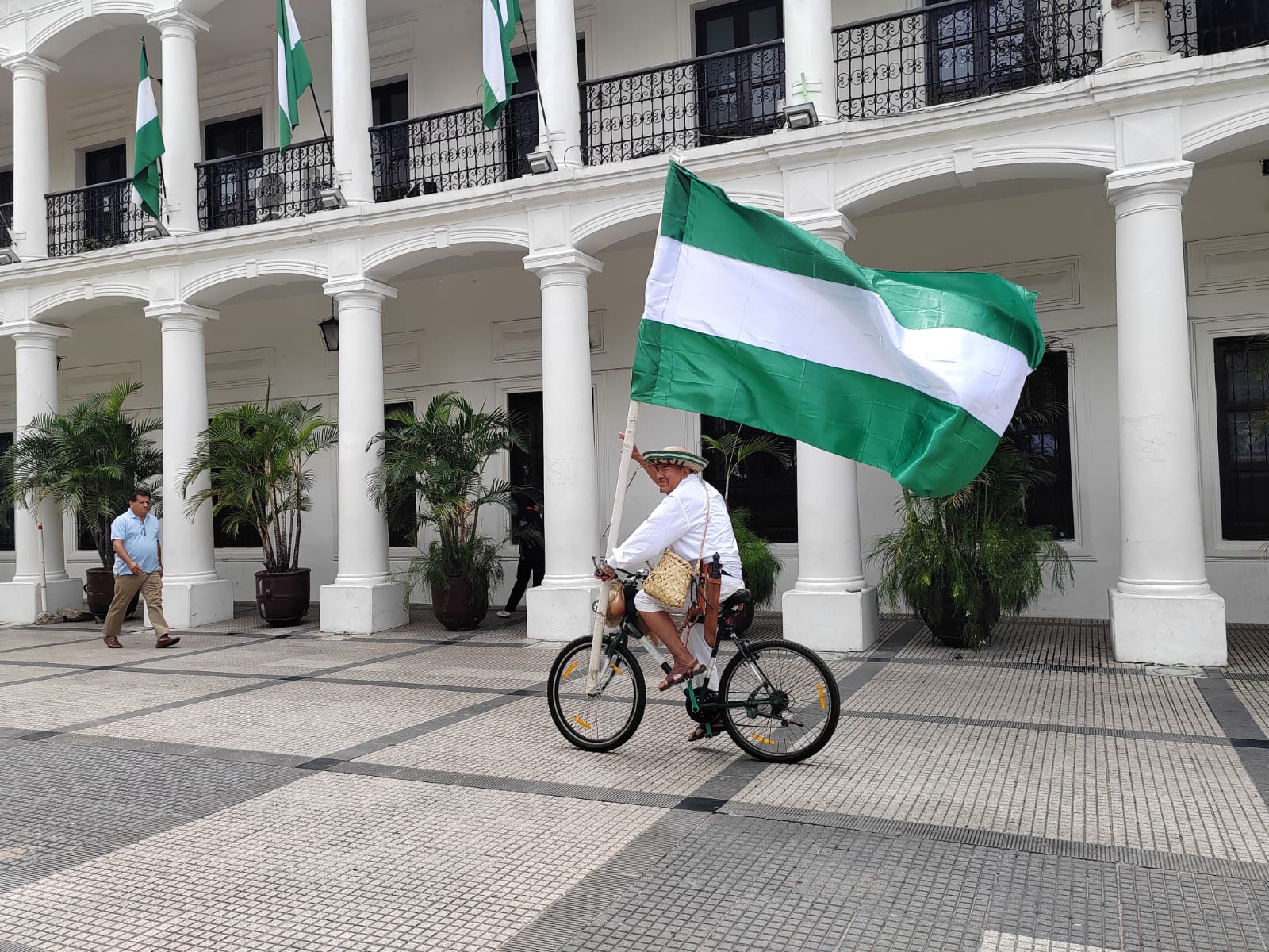 Un ciudadano hace flamear la bandera de Santa Cruz en su paso por la plaza 24 de Septiembre. Foto: ABI