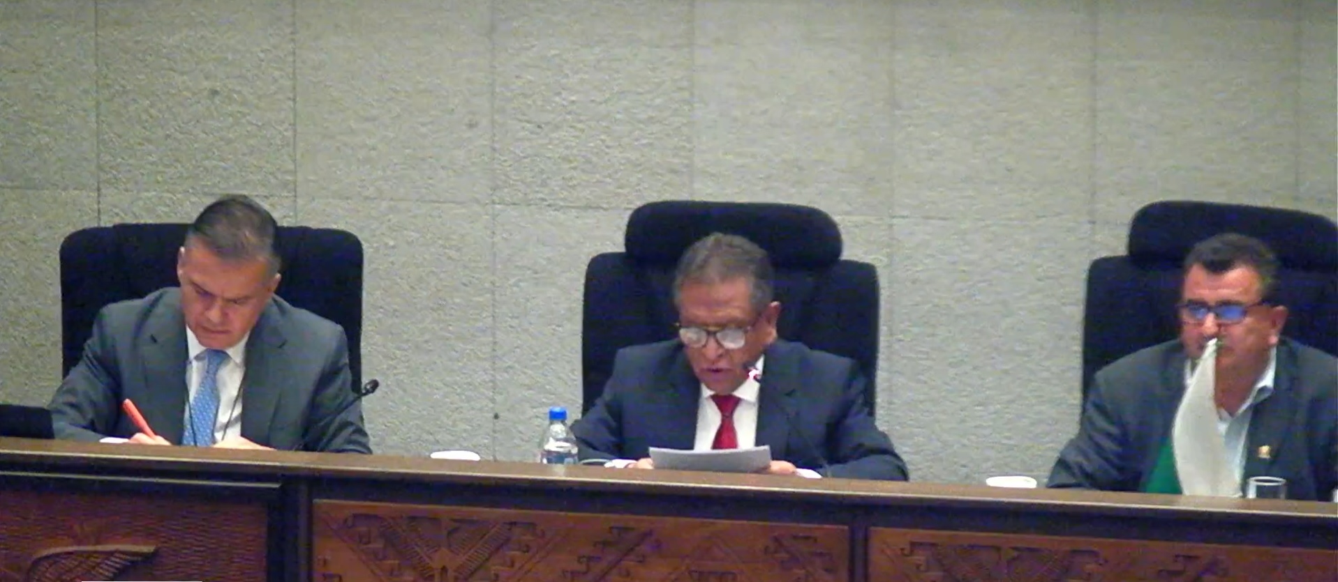 Los ministros Ernesto Justiniano y Marco Antonio Oviedo en la sesión de la Asamblea Legislativa.