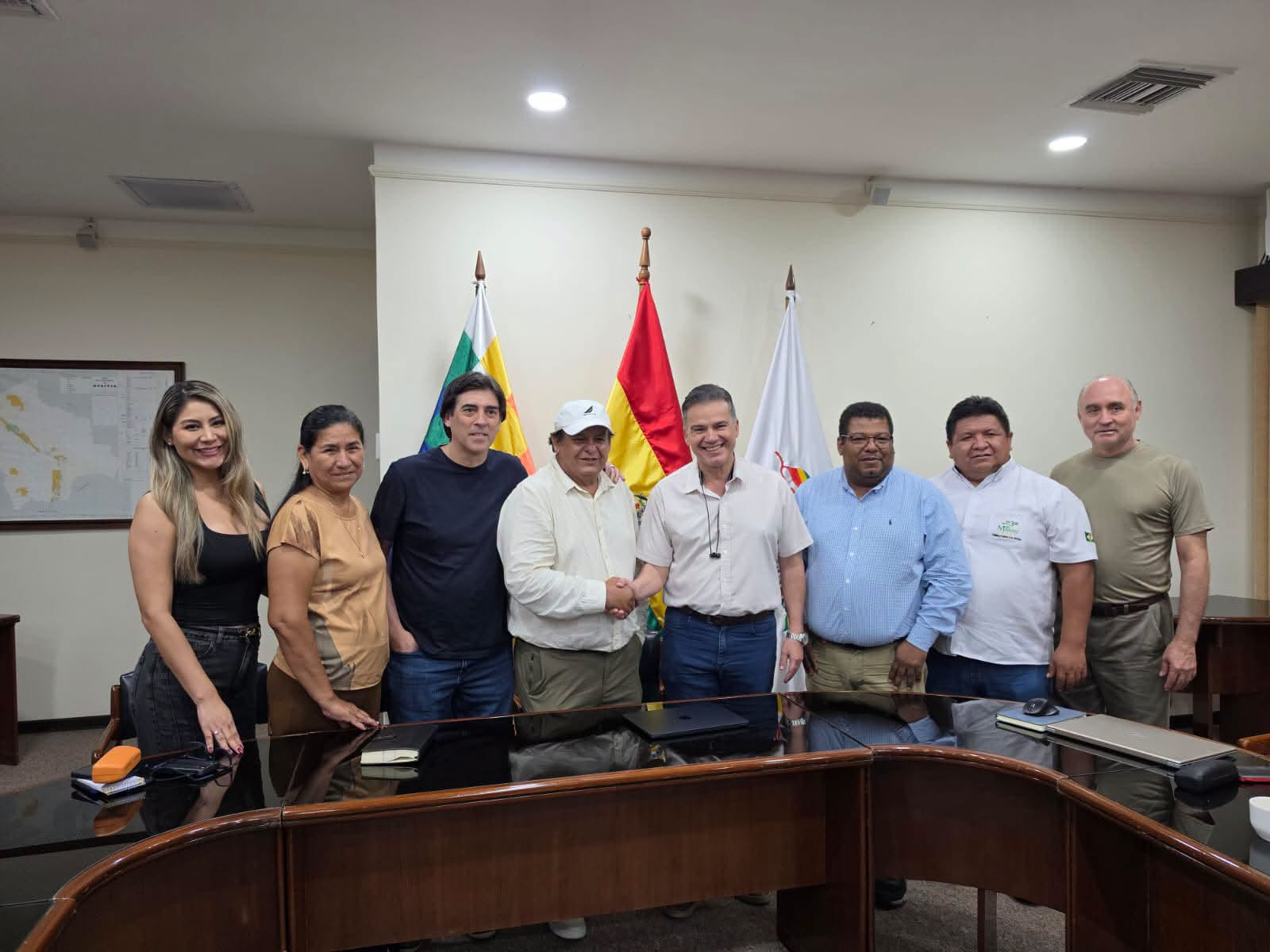 Reunión entre el Gobierno nacional y transportistas en Santa Cruz. Foto: Bolivia Tv.