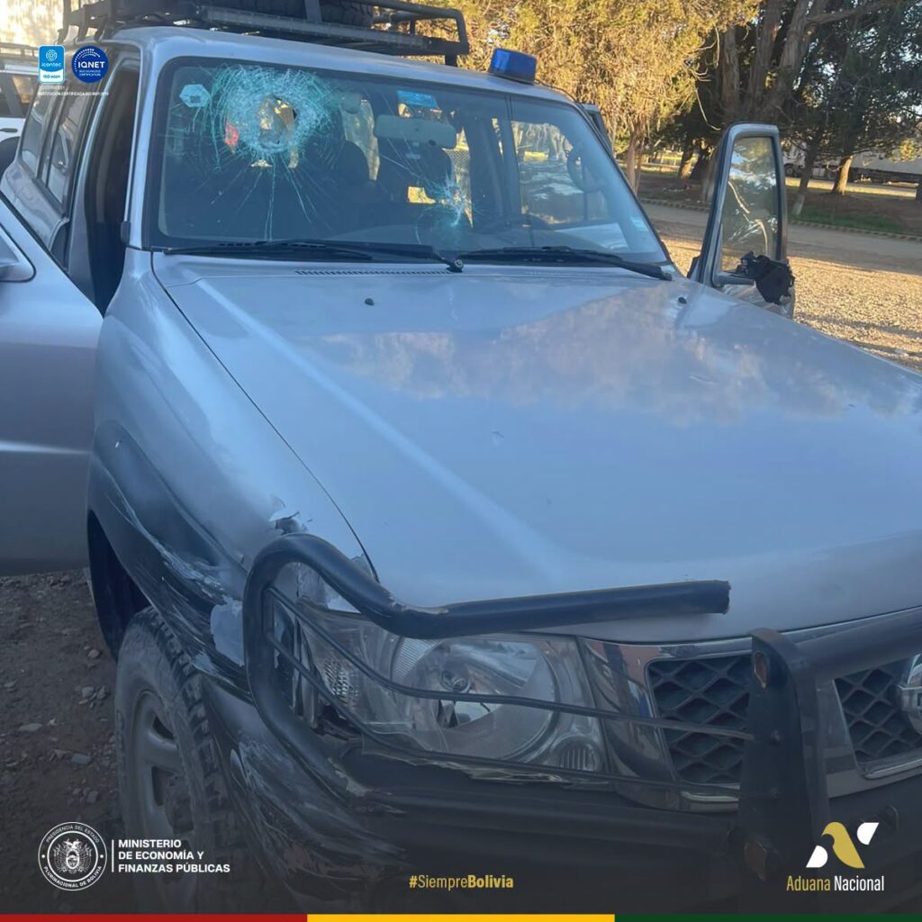 Vehículo de la Aduana Nacional que sufrió daños en la ruta Laja - El Alto. Fotos: Aduana Nacional.