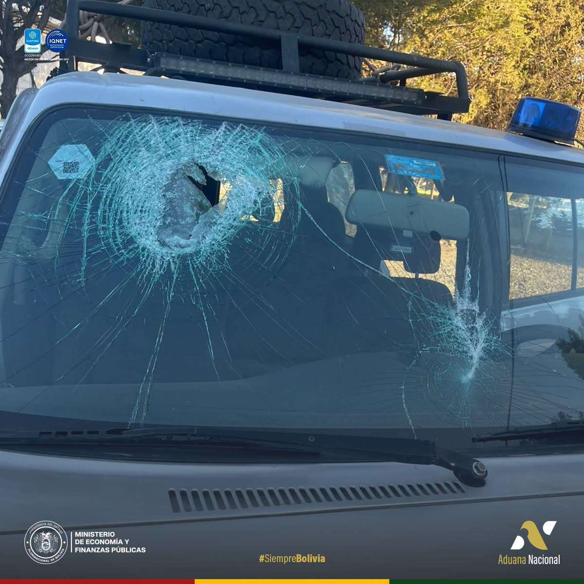 Vehículo de la Aduana Nacional que sufrió daños en la ruta Laja - El Alto. Fotos: Aduana Nacional.