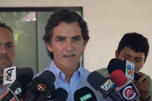 El alcalde de Santa Cruz, Manuel Saavedra, en conferencia de prensa.