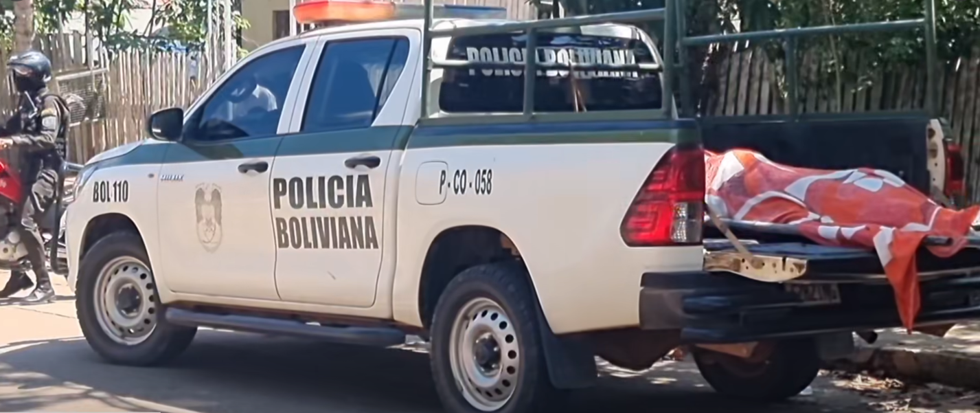 Traslado de los cuerpos hallados al interior de una vivienda en Cobija, Pando. Foto: Captura video RR.SS.
