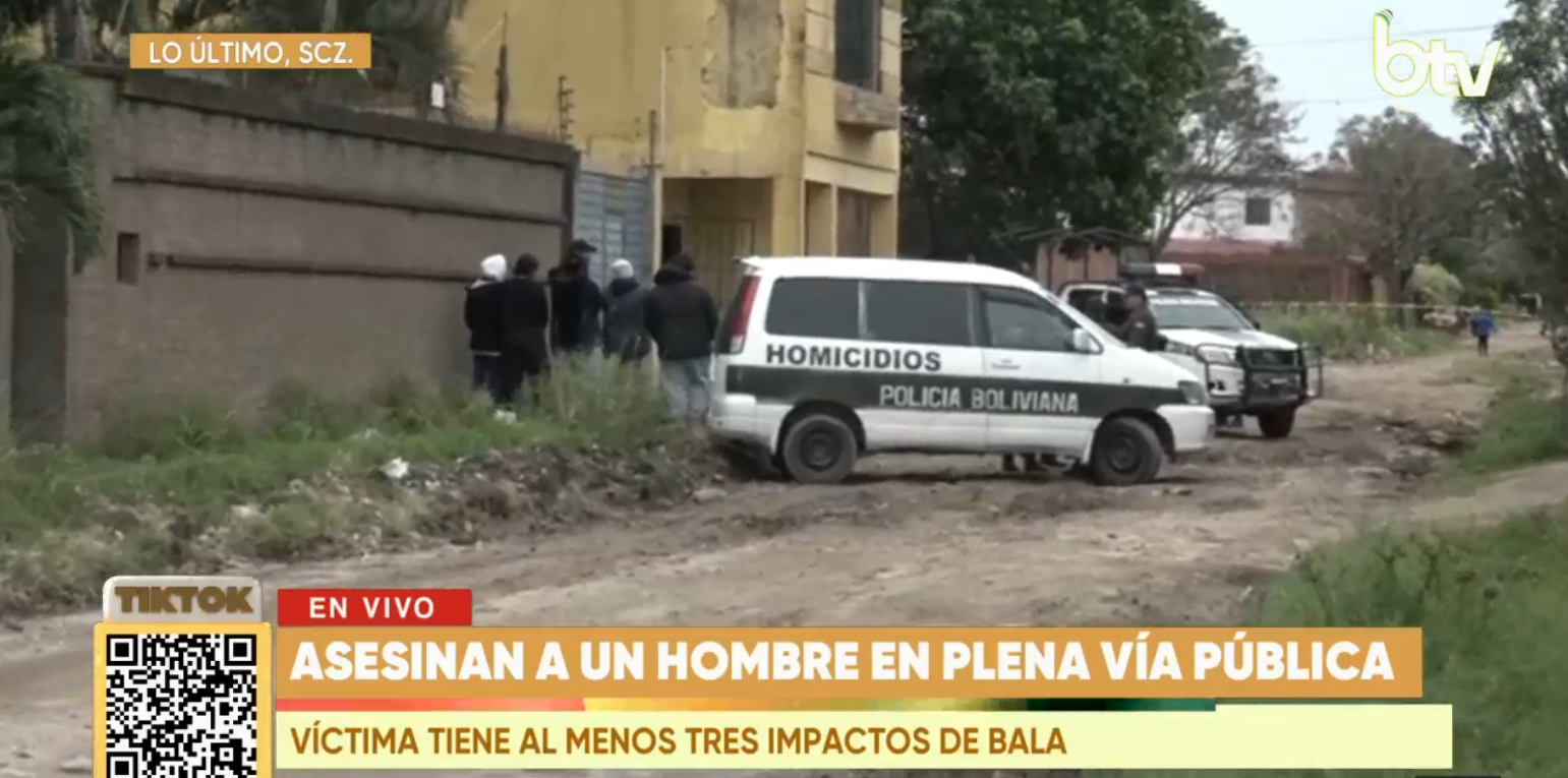 Policía en el lugar donde asesinaron a una persona en Santa Cruz. Foto: Captura Bolivia Tv.