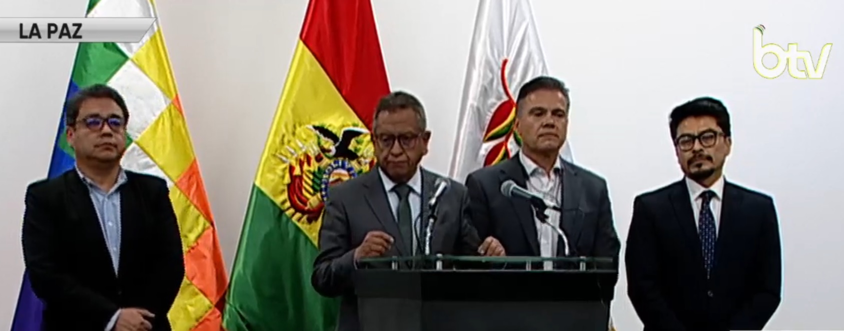 Autoridades del Gobierno en conferencia de prensa.