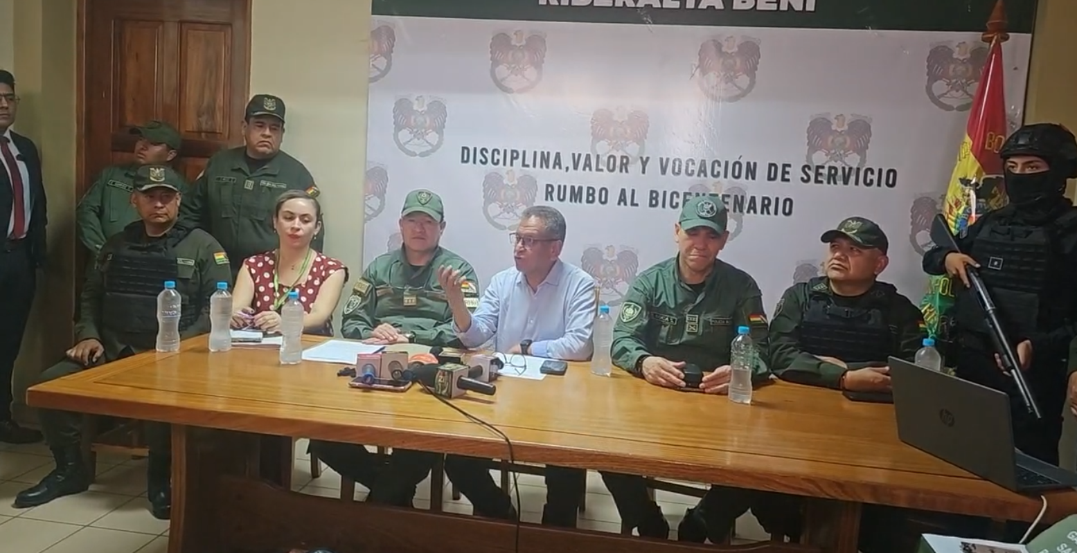 Conferencia de prensa para presentar los resultados de un asesinato en Beni. Foto: Captura Policía Boliviana.