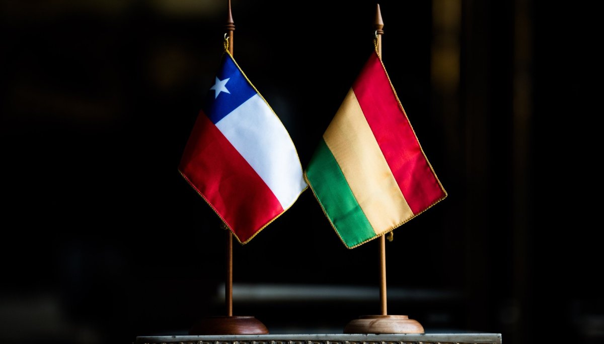 Las banderas de Chile y Bolivia. Foto: Cancillería de Chile.
