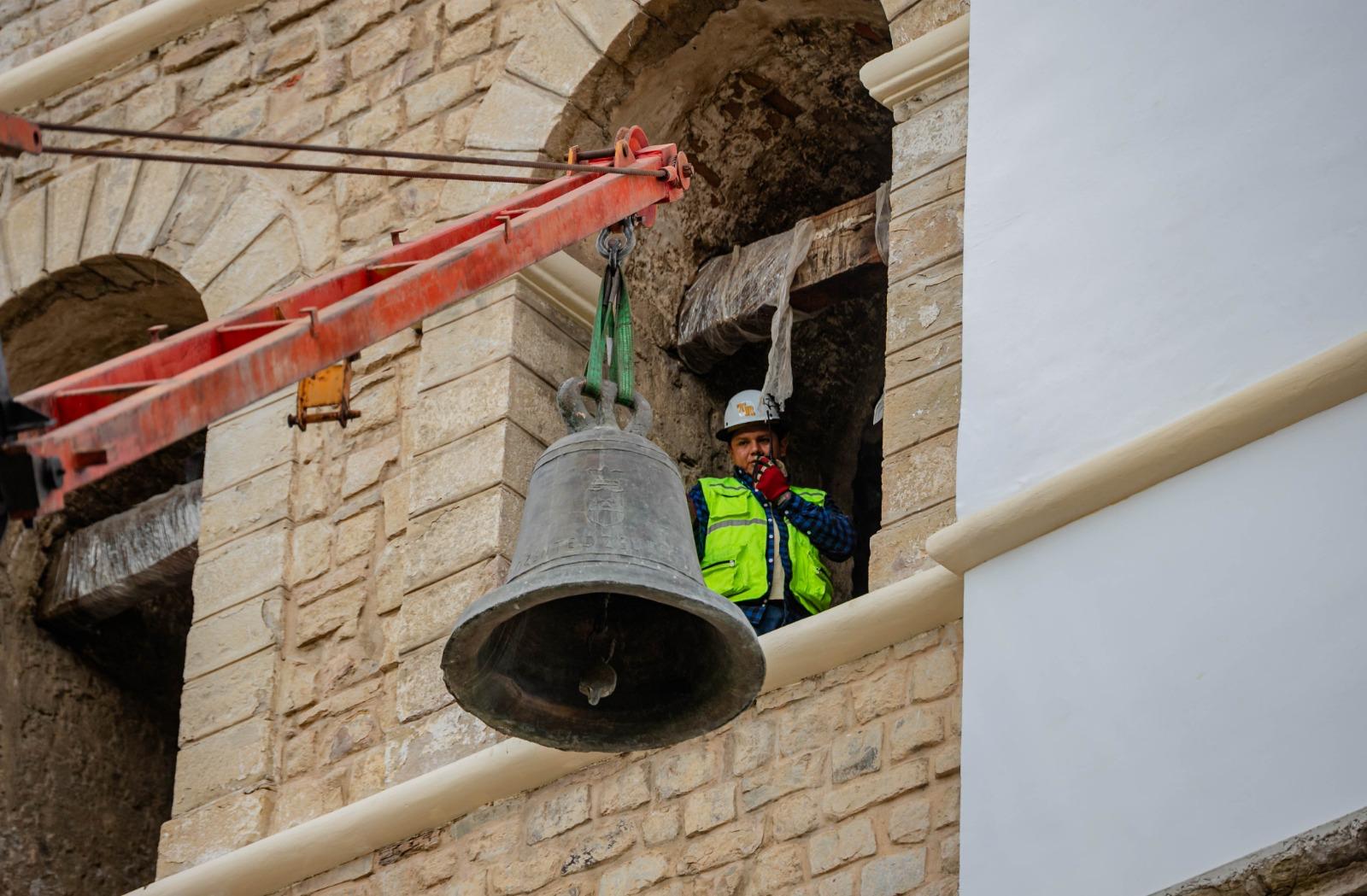 Campana de la Catedral Metropolitana restaurada y puesta en su sitio este viernes. Fotos: GAMC.