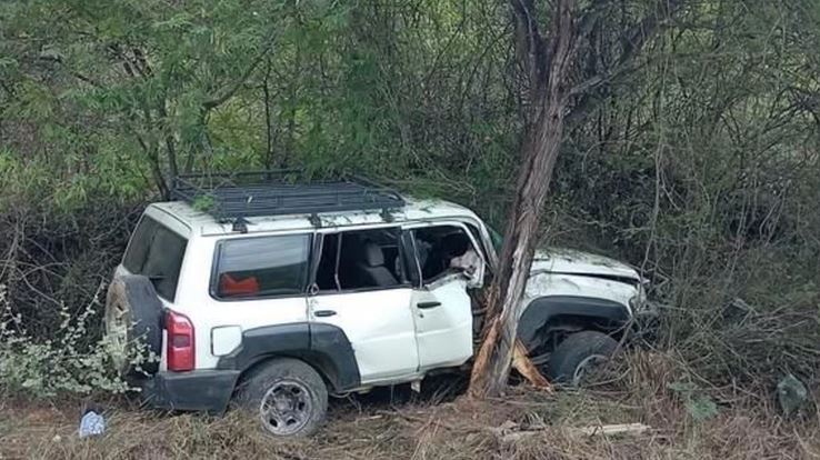 El vehículo impactó contra un árbol luego de salir de la carretera.