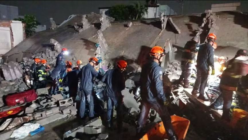 Equipos de emergencia realizan labores de búsqueda y rescate tras el derrumbe de una edificación en construcción en São Paulo, Brasil.
