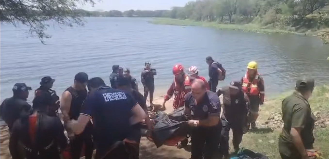 Equipos de rescata recuperan los cuerpos en laguna Guapilo, Santa Cruz. Foto: Captura RR.SS.