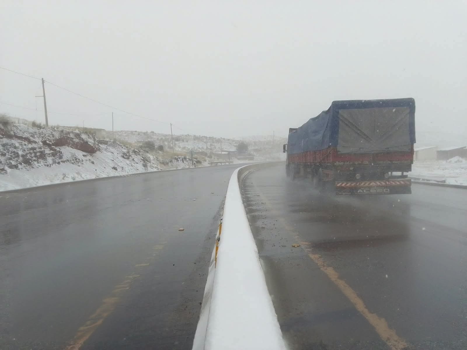 Neblina y nevada caída en el tramo Caracollo- Confital – Bombeo en la carretera que une Oruro con Cochabamba. Fotos: ABC.