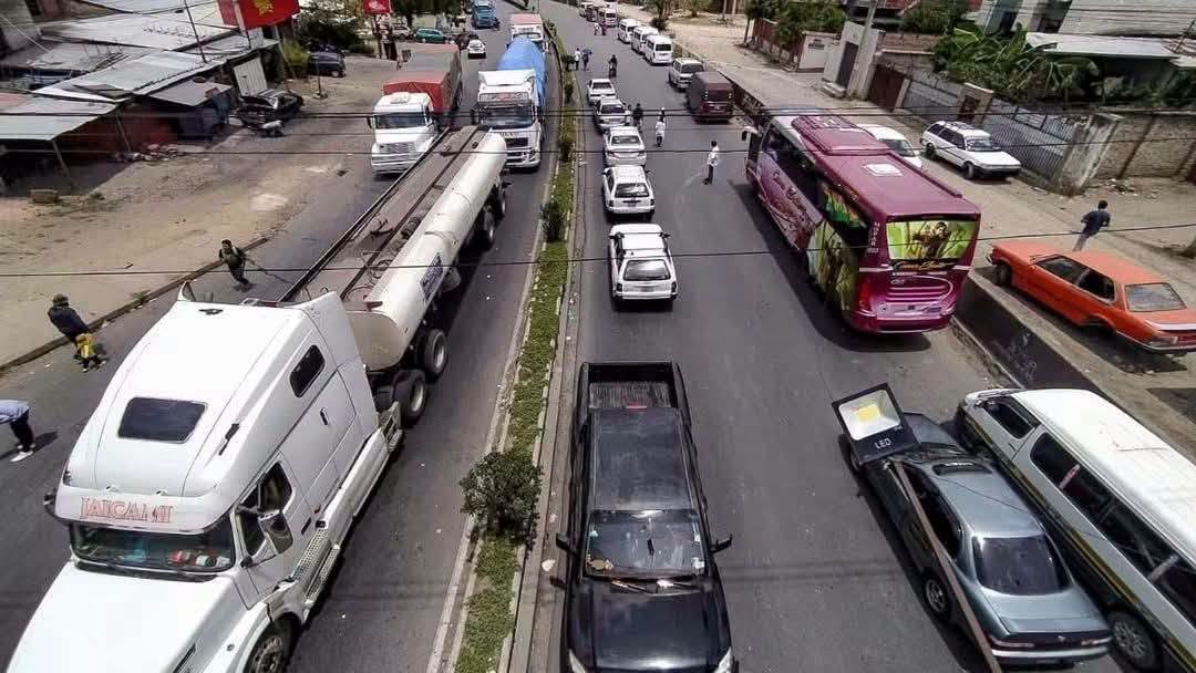 Circulación normal de vehículos. Foto: Ministerio de Defensa.