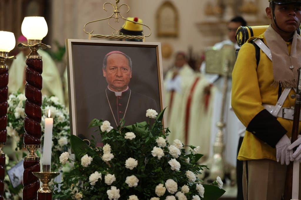 Misa de exequias en honor al monseñor Ricardo Centellas en la Catedral de Sucre. Fotos: Conferencia Episcopal Boliviana y Gobernación de Chuquisaca.