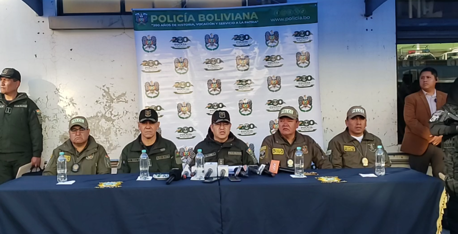 Conferencia de prensa sobre el robo agravado ocurrido en la zona de Villa San Antonio. Foto: Captura Policía Boliviana.